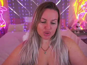 Bongacams Watch Live Sex Cams of KiraCandyS