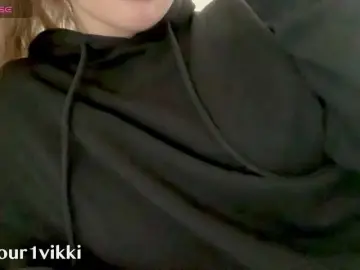 Bongacams Sex Cam of -VikkiL0vesCheese-