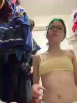 Cam4 Live Sex Cam of chxrry_b0mbz