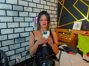 Cam4 Free Live Porn of adrhiiana_