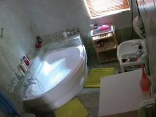 Camsoda Adult Webcams of voyeurcam-julmodels-bath-1st-2