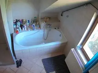 Camsoda Adult Webcams of voyeurcam-julmodels-bath-2nd-1