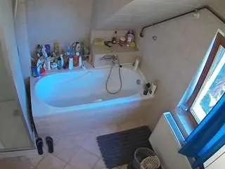 Camsoda Adult Webcams of voyeurcam-julmodels-bath-2nd-1