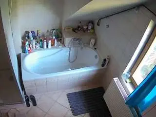 Camsoda Live Sex Cam of voyeurcam-julmodels-bath-2nd-1