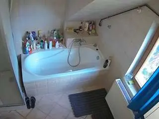 Camsoda Private Sex Chat of voyeurcam-julmodels-bath-2nd-1