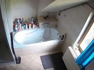 Camsoda Live Sex Cam of voyeurcam-julmodels-bath-2nd-1