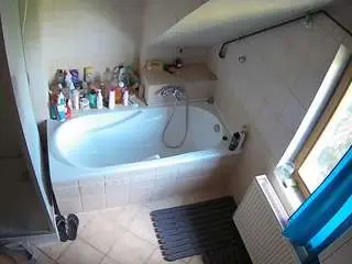 Camsoda Adult Webcam of voyeurcam-julmodels-bath-2nd-1