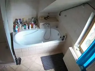 Camsoda Adult Video Chat of voyeurcam-julmodels-bath-2nd-1