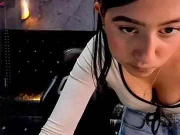 Chaturbate Live Sex Cam of catalella_little_b