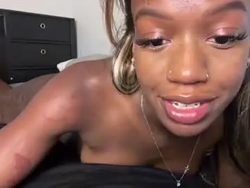 Chaturbate Nude Webcam of petiteebonymommy