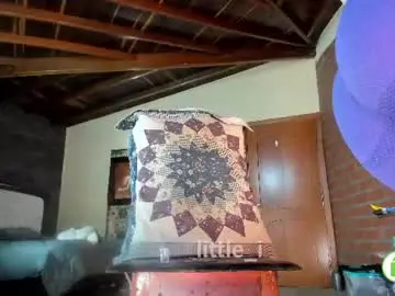 Chaturbate Live Sex Cam of little_izzi