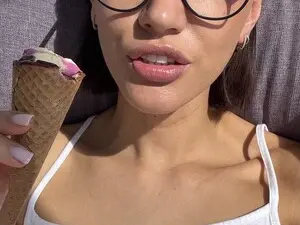 Myfreecams Live Sex Cam of HotDoll19