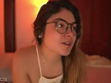 Stripchat Sex Cam of Lau_Bee