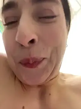 Stripchat Free Porn Cam of Holly_Play