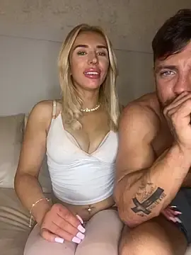 Stripchat Sex Cam of Hisnaughtylilthing
