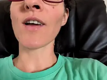 Stripchat Free Live Porn of Hairy_horny_mommy