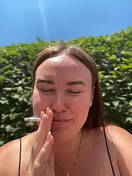 Stripchat Sex Cam of KiraSunshine
