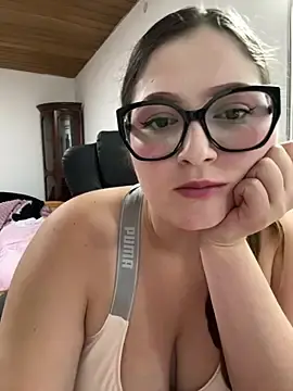 Stripchat Watch Live Sex Cams of Kamilla_Loop