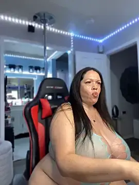 Stripchat Free Porn Cam of curvyfunlover