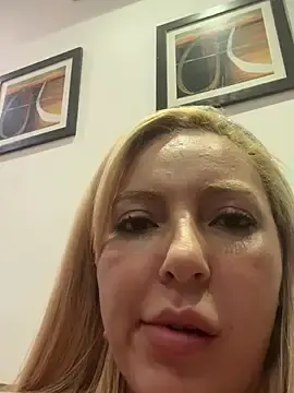 Stripchat Sex Cam of Juuhschmitt