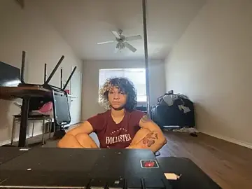 Stripchat Live Sex Cam of Creolegirl19