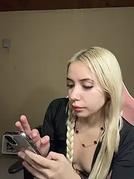 Stripchat Sex Cam of blondebarbiee