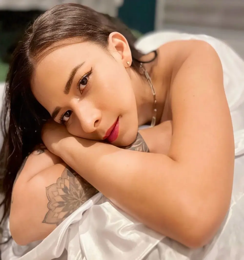 mia_backer