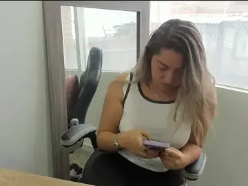 Stripchat Free Live Porn of Camilaa_12