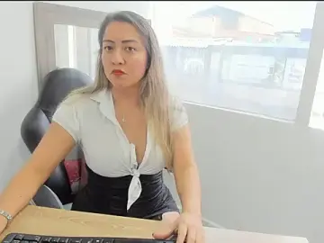 Stripchat Live Porn of Camilaa_12