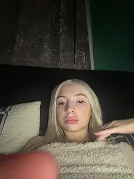 Stripchat Free Porn Cam of Glowing_Manny_Riah