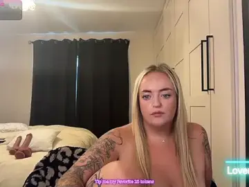 Stripchat Free Live Porn of CurvyWetWife