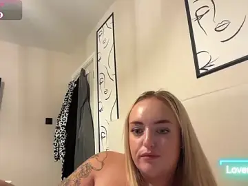 Stripchat Adult Webcam of CurvyWetWife