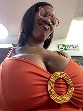 Stripchat Live Sex Cam of Bustykeyla