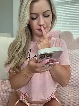 Stripchat Free Porn Cam of LoveShae_