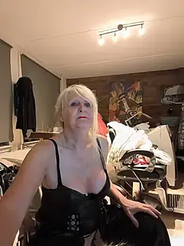 Stripchat Live Sex Cam of Heidiblueeyes