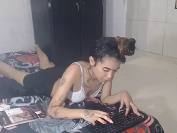 Stripchat Live Sex Cam of Triogirlhorny_