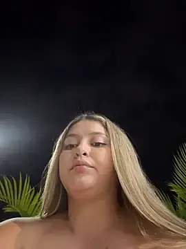 Stripchat Sex Cam of lunablossom_