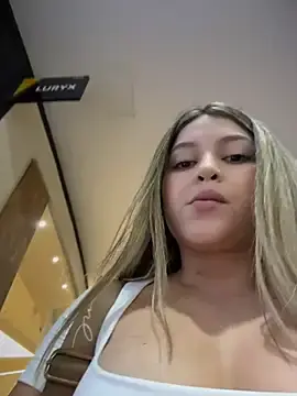 Stripchat Sex Cam of lunablossom_