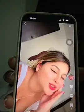 Stripchat Free Porn Cam of lunablossom_
