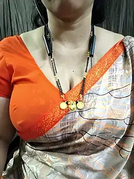Stripchat Adult Webcams of bhuvana_555