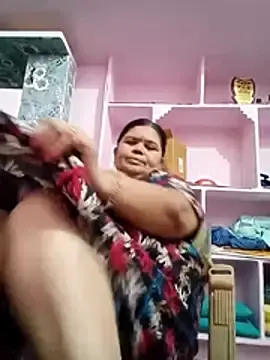 Stripchat Sex Cam of dheepika11