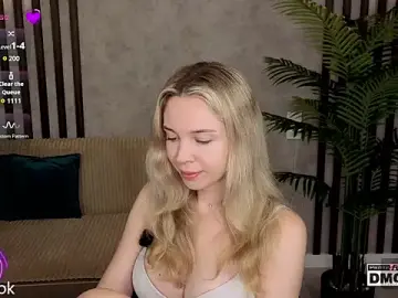 Stripchat Free Porn Cam of Holl1Would