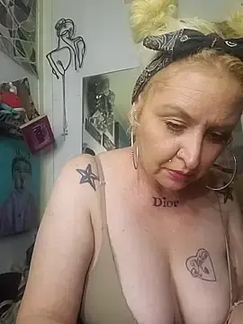 Stripchat Live Sex Cam of NutNmyGUTdaddy