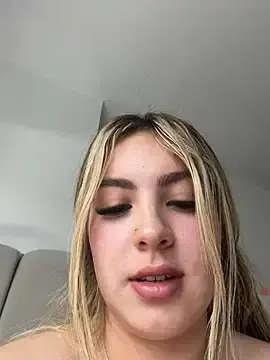 Stripchat Sex Cam of Cloee_Rainbow1