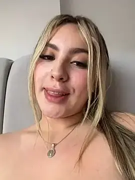 Stripchat Live Sex Cam of Cloee_Rainbow1
