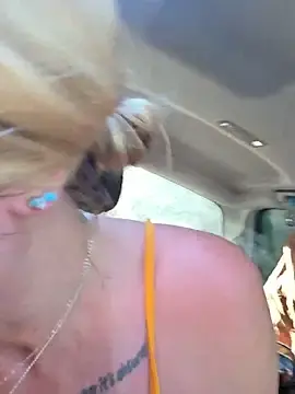 Stripchat Live Sex Cam of SheIsSomething