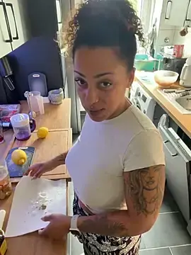 Stripchat Sex Cam of SweetPetiteNoir