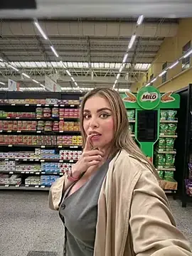 Stripchat Free Porn Cam of Alirawrz