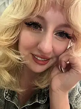 Stripchat Free Live Porn of RonnieKiss