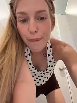 Stripchat Live Sex of kira_mia